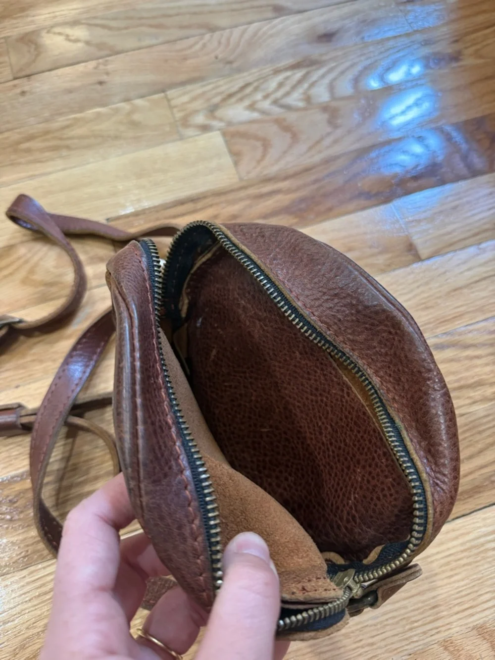 Portland Leather Crossbody Bag - Picture 4 of 6